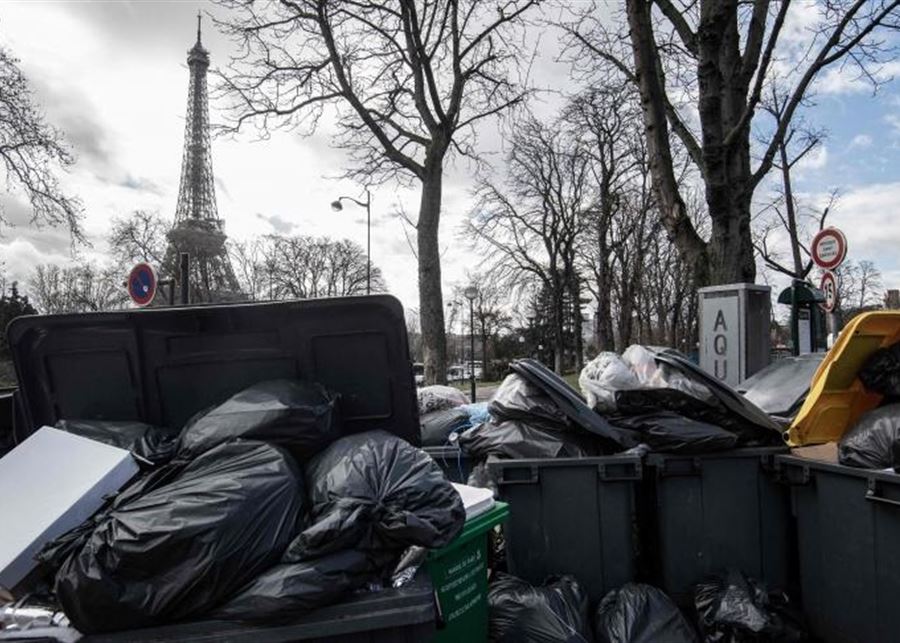 Garbage collectors' strike in Paris trash cans pile up in the streets